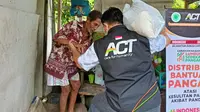 ACT Sulutgo saat mendistribusikan pangan kepada salah seorang lansia. Foto:ACT (Arfandi Ibrahim/Liputan6.com)