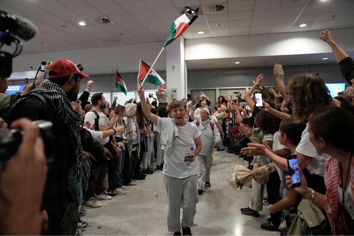 FOTO: Greta Thunberg Dideportasi Israel, Kecam Genosida di Gaza Setibanya di Yunani