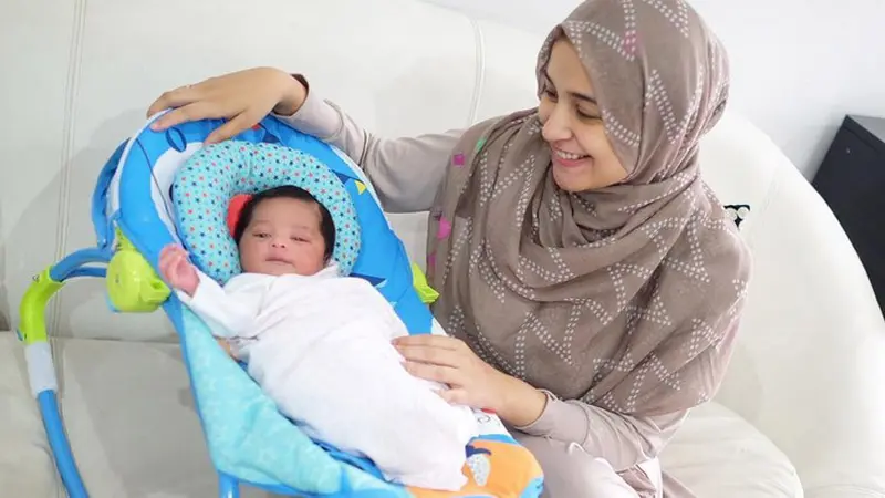 Shireen Sungkar dan putrinya Shireen Sungkar bersama putrinya, Cut Hawa Medina Al Fatih.