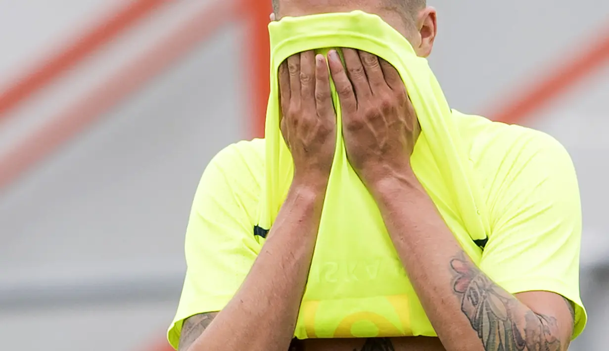 Pemain Swedia, Mikael Lustig terlihat memiliki tato mata di perutnya saat berlatih bersama timnya jelang Euro Cup 2016 di Saint-Nazaire, (10/6/2016). (AFP/Jonathan Nackstrand)
