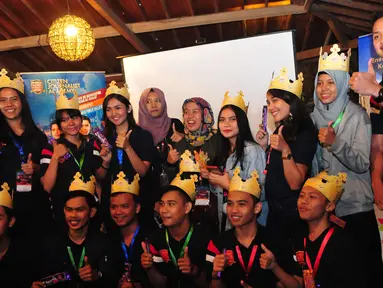 Sejumlah peserta dan para mentor finalis Citizen Journalist Academy berfoto bersama saat malam keakraban di Jambore Citizen Journalist Academy Energi Muda Pertamina di Cikole, Bandung (15/11). (Liputan6.com/Helmi Afandi)