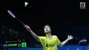 Tunggal putra Indonesia, Anthony Sinisuka Ginting mengembalikan kok ke pebulu tangkis Jepang, Kento Momota pada 16 besar Indonesia Open 2018, Istora GBK, Jakarta, Kamis (5/7). Anthony Sinisuka Ginting kalah 14-21, 15-21. (Liputan6.com/Helmi Fithriansyah)