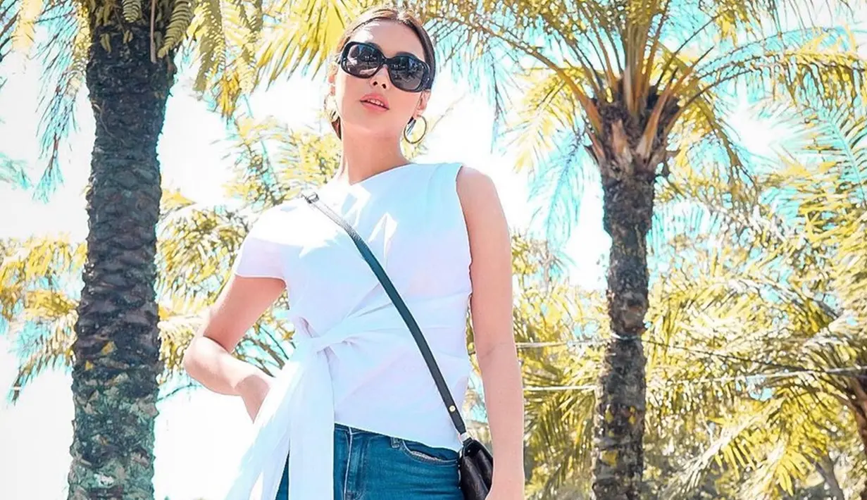 Frederika Alexis Cull mengaku dirinya adalah orang yang aktif. Tak heran jika wanita kelahiran Gold Coast, Queensland, Australia lebih memilih busana casual yang simple saat liburan. Frederika kerap tampil dalam gaya yang minimalis namun elegan.(Liputan6.com/IG/@frederikacull)