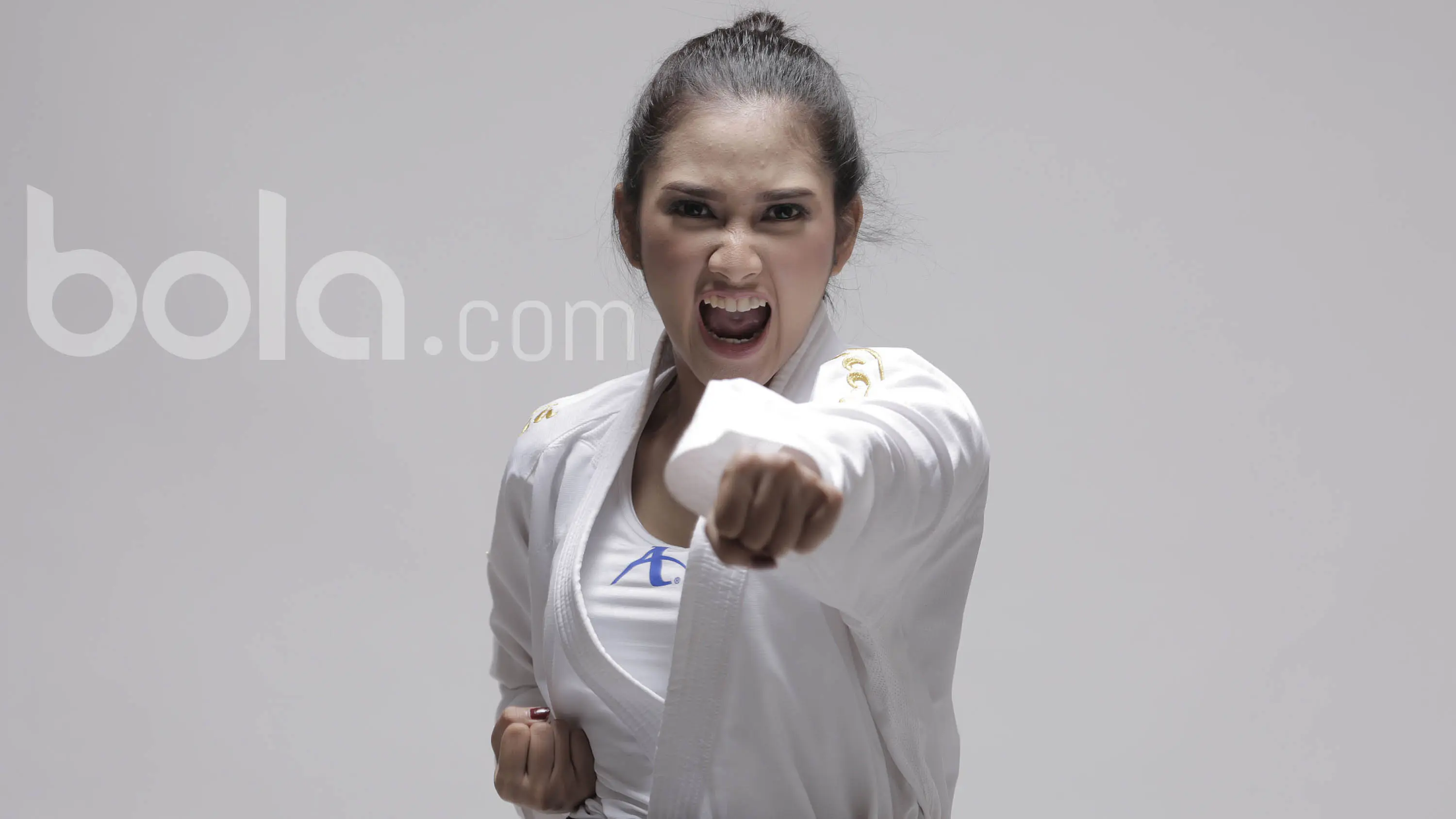 Karateka Indonesia, Claresta Taufan, saat menjalani sesi foto di Studio Boloa.com, Jakarta, Minggu (26/3/2017). (Bola.com/Peksi Cahyo)
