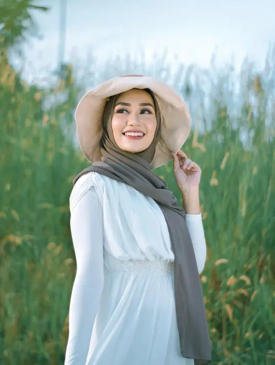 Gaya hijabnya minimalis tanpa terkesan berlebih. Bahkan nuansa pastel tampak menjadi warna hijab favoritnya.
(Foto: Instagram/ Septia Siregar)