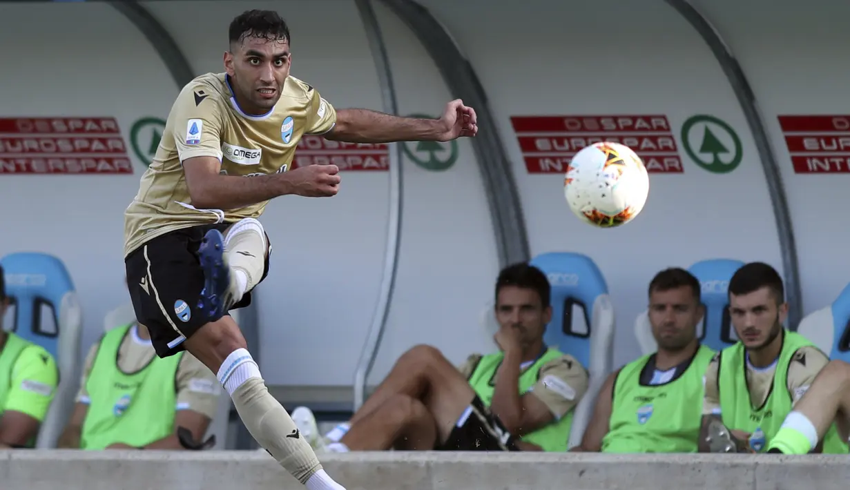 Gelandang SPAL,  Mohamed Fares mengumpan bola saat bertanding melawan Fiorentina pada pertandingan lanjutan Liga Serie A Italia di stadion Paolo Mazza di Ferrara, Italia, Minggu (2/8/2020). Fiorentina menang telak 3-1 atas SPAL. (Filippo Rubin/Lapresse via AP)