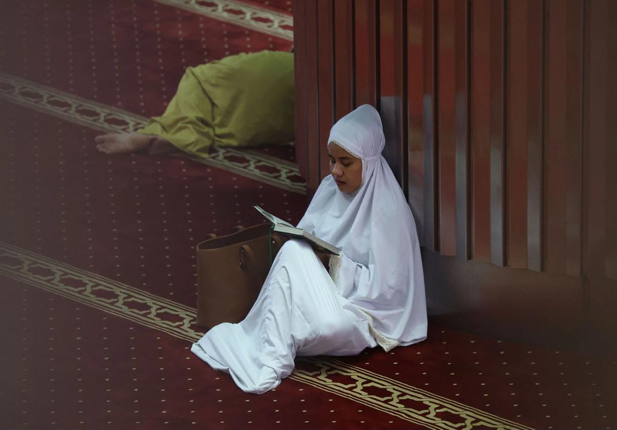 FOTO Warga Manfaatkan Awal Ramadan untuk Beribadah di Masjid Istiqlal