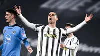 Isyarat Cristiano Ronaldo dari Juventus selama pertandingan sepak bola Serie A Italia antara Juventus dan Spezia di Allianz Stadium di Torino, Italia, Selasa, 2 Maret 2021. (Marco Alpozzi / LaPresse via AP)