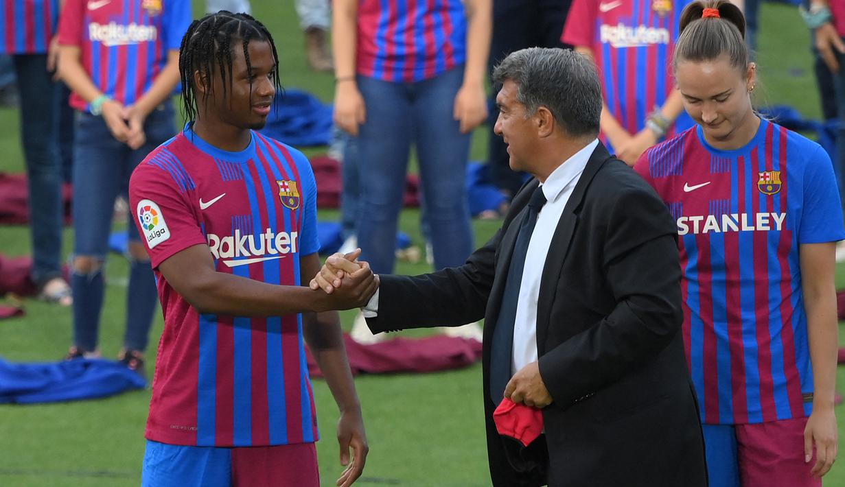 Ansu Fati. Striker Spanyol berusia 18 tahun ini dipercaya mengenakan jersey nomor punggung 10 mulai musim ini setelah kepergian Lionel Messi yang telah 12 tahun memakainya. Sejak kedatangannya pada 2019/2020 ia memakai nomor punggung 22. (Foto: AFP/Lluis Gene)