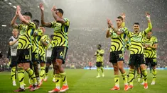 Para pemain Arsenal melakukan selebrasi setelah memenangkan pertandingan sepak bola Liga Premier Inggris melawan Manchester United di Stadion Old Trafford, Manchester, Inggris, Minggu, 12 Mei 2024. (AP Photo/Dave Thompson)
