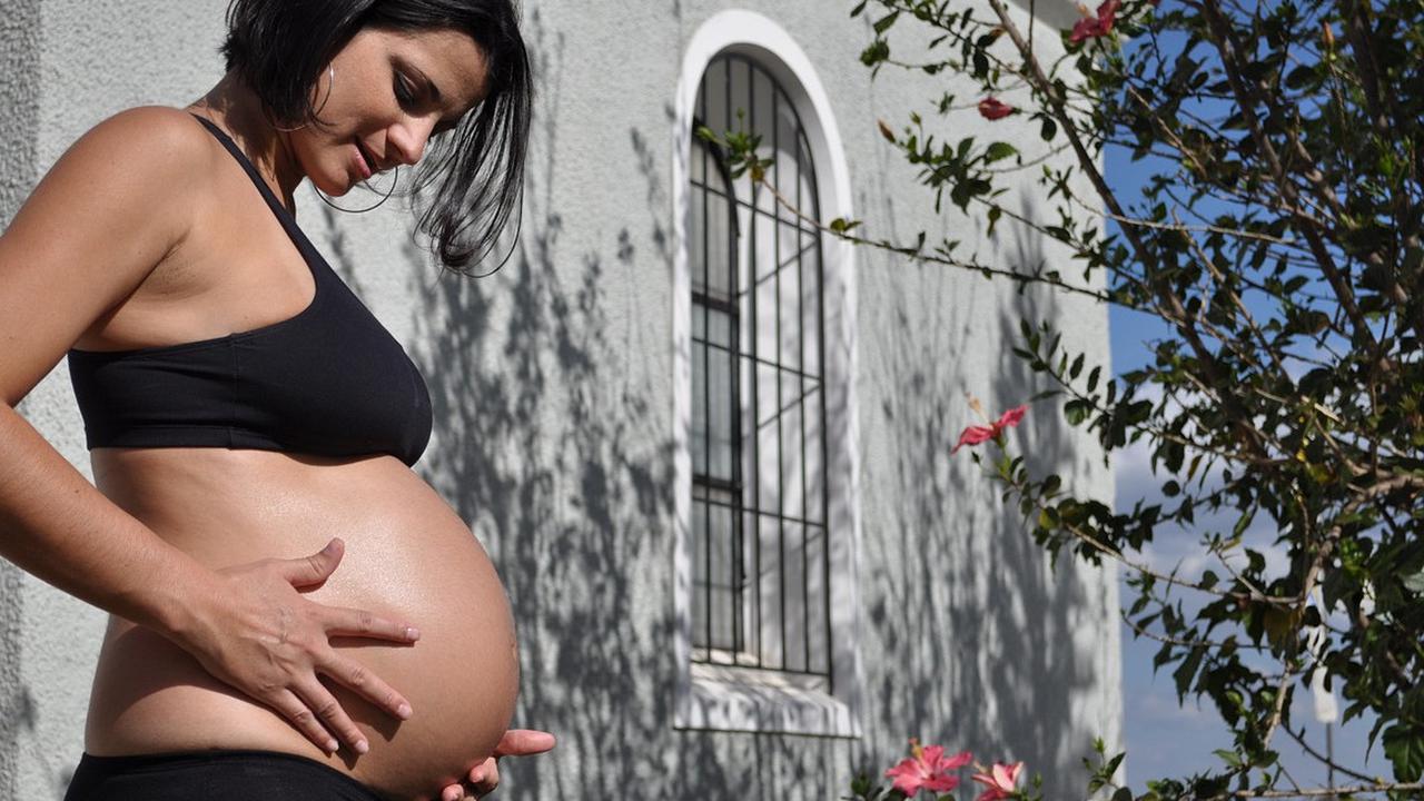 13 Larangan Ibu Hamil 8 Bulan, Mandi Air Panas hingga Bepergian Jauh