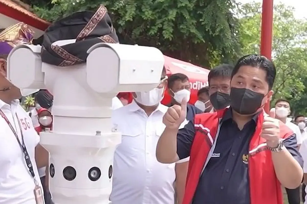 Menteri Badan Usaha Milik Negara (BUMN) Erick Thohir berinteraksi dengan Robot Putu hasil inovasi PT Telkom Indonesia (Persero) Tbk. (Dok BUMN)
