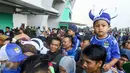 Bobotoh membawa anaknya saat ingin menyaksikan aksi Essien dan Cole di laga Persib Bandung di Stadion Gelora Bandung Lautan Api (GLBA), Jawa Barat, Sabtu (15/4). (Liputan6.com/Yoppy Renato)