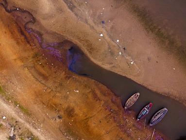 Perahu terlihat di genangan air terakhir yang tersedia di aliran Payagua yang mencapai sungai Paraguay di tengah kekeringan bersejarah yang memengaruhi levelnya, di Chaco-i, Paraguay, Senin (20/9/2021).  (AP Photo/Jorge Saenz)