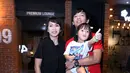 Rian di CGV bliz, Grand Indonesia, Jakarta Pusat, Senin (11/4) sengaja mengajak anaknya untuk menonton film animasi produksi Malaysia yang banyak memberikan pesan sosial pada anak-anak.  (Nurwahyunan/Bintang.com)