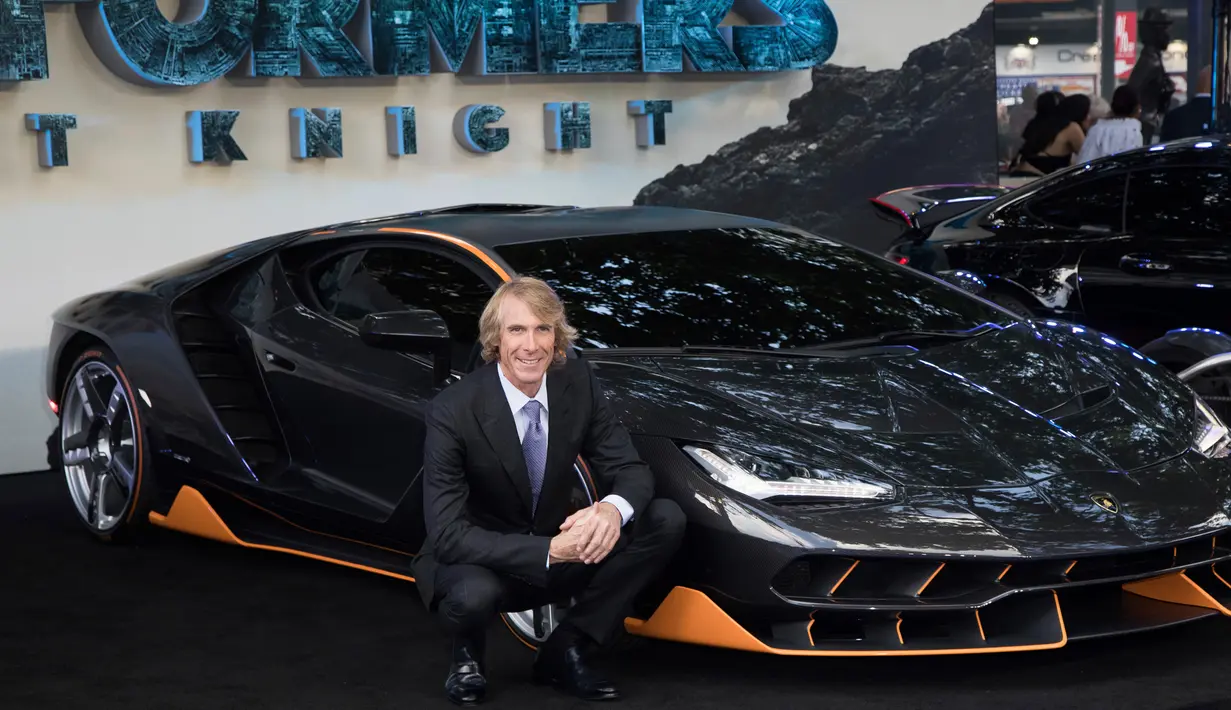 Michael Bay berpose didepan mobil Lamborghini Centenario saat pemutaran perdana film 'Transformers, The Last Knight' di London (18/6). Mobil ini hanya diproduksi 20 unit. (Vianney Le Caer/AP Images for Automobili Lamborghini)