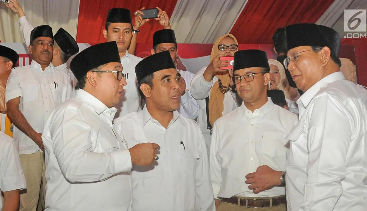 Ketua Dewan Pembina Partai Gerindra, Prabowo Subianto berbincang dengan ke Gubernur DKI Jakarta, Anies Baswedan dan Wakil Ketua DPR Fadli Zon di kantor DPP Partai Gerindra, Jakarta, Sabtu (10/2). (Liputan6.com/Herman Zakharia)