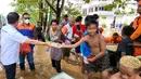 Sejumlah karyawan BRI membagikan paket makanan siap saji kepada masyarakat terdampak banjir di Abepura, Jayapura, Papua. Penyaluran bantuan dilakukan secara bertahap dengan memprioritaskan masyarakat yang terdampak lebih parah. (Liputan6.com/HO/Humas BRI)