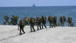 Marinir Filipina berlari saat latihan militer gabungan dengan AS di Pantai San Antonio, Zambales, Manila, Filipina, Rabu (9/5). Latihan militer antara AS dan Filipina ini diikuti oleh delapan ribu personel gabungan. (TED ALJIBE/AFP)