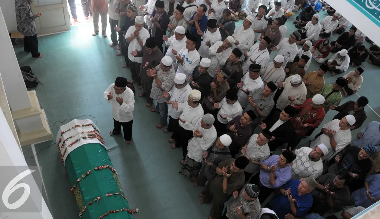 Warga mengikuti salat jenazah Almarhum Ali Mustafa Yaqub (AMY) di Masjid Muniroh Salaman,Tangsel, Banten, Rabu (28/4). AMY lahir di Batang, Jawa Tengah, 2 Maret 1952. Sejak muda, AMY menekuni ilmu Islam hingga ke Arab Saudi. (Liputan6.com/Helmi Afandi) 