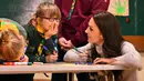 Kate Middleton berbincang dengan seorang anak saat mengikuti acara Cub Scout Pack di Kings Lynn, Inggris (14/12). Kehadiran Kate bertujuan untuk mengkampanyekan gerakan Pramuka di Inggris. (Reuters/Ben Stansall/Pool)