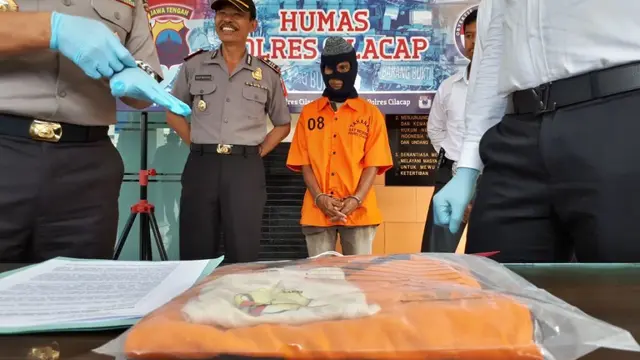 Pelaku pencabulan terhadap puluhan siswi selama 35 tahun, Nasro (58). (Foto: Liputan6.com/Polres Cilacap/Muhamad Ridlo)