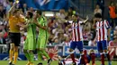 Wasit Felix Brych, memberikan kartu kuning kepada pemain Juventus, Leonardo Bonucci, saat pertandingan antara Juventus melawan Atletico Madrid pada laga liga Champion di Stadion Vicente Calderon (01/10/2014). (EPA/Juanjo Martin)