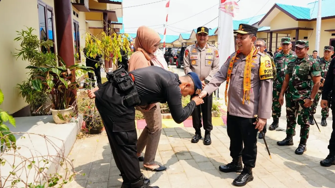 Kapolri Jenderal Pol Listyo Sigit Prabowo meninjau langsung rumah dinas untuk jajaran Satbrimob Polda Kalimantan Barat (Kalbar).
