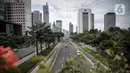 Sejumlah kendaraan melintas di kawasan Jalan Sudirman, Jakarta, Senin (14/2/2021). Penurunan berdasarkan  data yang dirilis lembaga pemeringkat kemacetan kota dunia, Tomtom International BV. (Liputan6.com/Faizal Fanani)