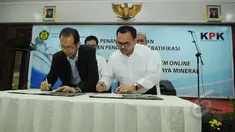 Menteri ESDM, Sudirman Said (kanan) bersama pimpinan KPK Zulkarnain saat penandatanganan Komitmen Pengendalian Gratifikasi di Gedung Kementerian ESDM, Jakarta, Senin (13/4/2015). (Liputan6.com/Herman Zakharia)
