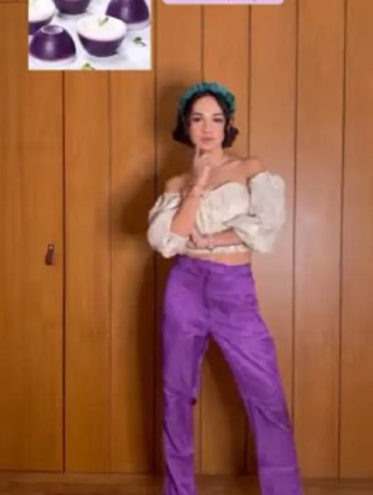 Crop top putih dan celana panjang ungu menjadi pilihan wanita kelahiran Jakarta, 25 Agustus 1985 sebagai cewek kue talam ubi ungu. (Foto: Instagram/@andienaisyah)