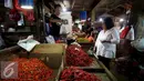 Seorang pedagang cabai melayani pembelinya di Pasar Impres Senen, Jakarta, Selasa (15/11). Kementrian Perdagangan akan menggelar operasi pasar melalui kemitraan dengan PT Perusahaan  Perdagangan Indonesia (Persero). (Liputan6.com/Gempur M. Surya)