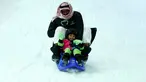 Seorang pria dan anaknya berseluncur menikmati bermain salju di Snow City di Mall Al Othaim, Riyadh, Arab Saudi (26/7). (REUTERS/Faisal Al Nasser)