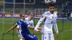 Pemain Prancis Antoine Griezmann (tengah) mencetak gol ke gawang Bosnia pada  pertandingan Grup D kualifikasi Piala Dunia 2022 di Stadion Grbavica, Sarajevo, Bosnia, Rabu (31/3/2021). Prancis menang 1-0. (AP Photo/Kemal Softic)