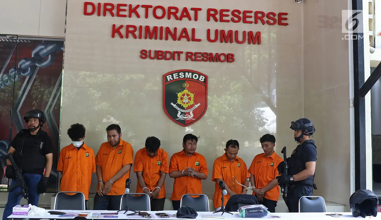 Pelaku dihadirkan saat rilis di Polda Metro Jaya, Jakarta, Rabu (19/6/2019). Subdit 3 Resmob Dit Reskrimum Polda Metro Jaya berhasil mengungkap kasus pencurian dengan kekerasan ojek online dan Pencurian dengan modus pemberatan modus congkel ATM dari tangan pelaku. (Liputan6.com/Herman Zakharia)