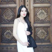Sandra Dewi memakai dress yang bikin tampilannya tetap cantik dan seksi. (Image: sandradewi88/instagram)