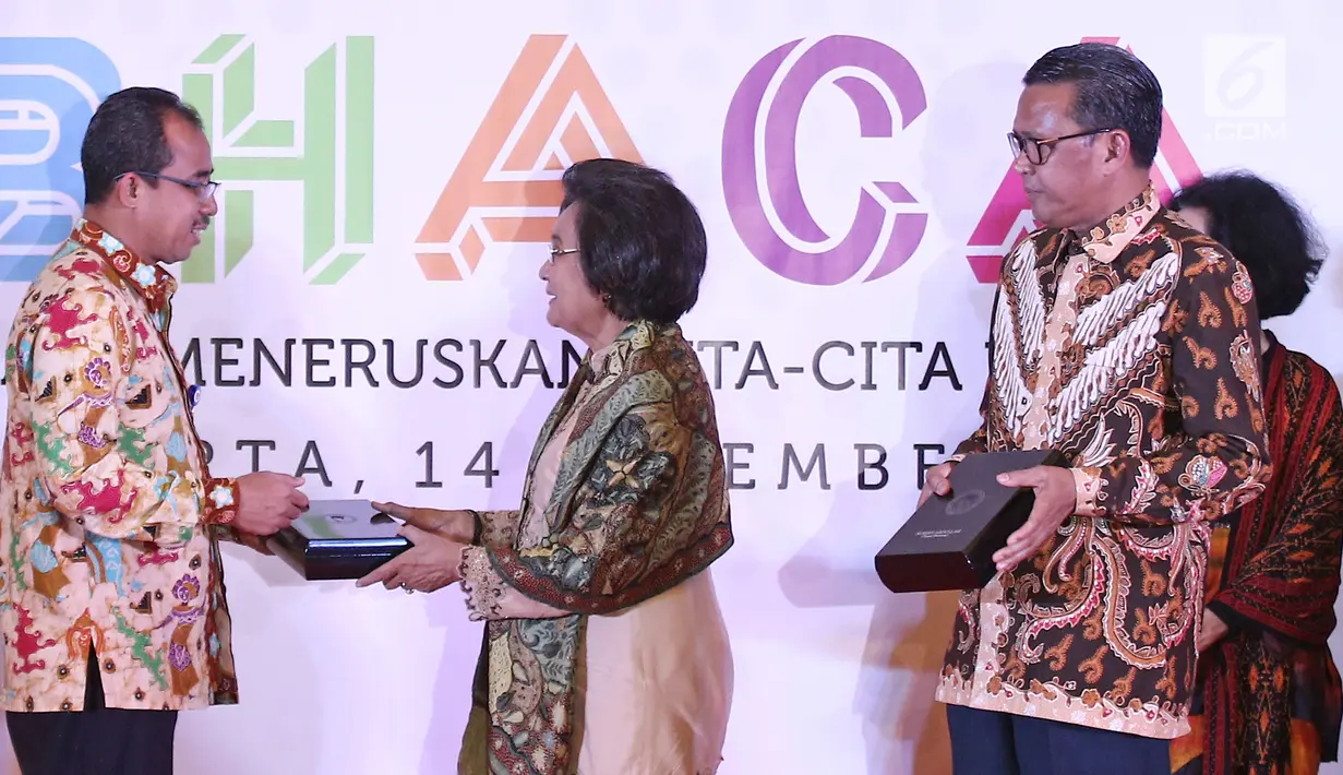 Putri Wakil Presiden Pertama RI Bung Hatta, Meutia Hatta (tengah) menyerahkan Bung Hatta Anti-Corruption Award 2017 kepada Dirjen Bea Cukai, Heru Pambudi dalam acara malam anugerah di Jakarta, Kamis (14/12). (Liputan6.com/Herman Zakharia)