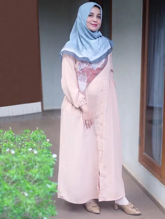 Terlepas dari suasana liburannya di Turki, dalam kesehariannya Shireen juga lebih sering terlihat memakai gamis. Kali ini, ia memilih warna pink dengan hijab biru paduannya. (Instagram/shireensungkar)