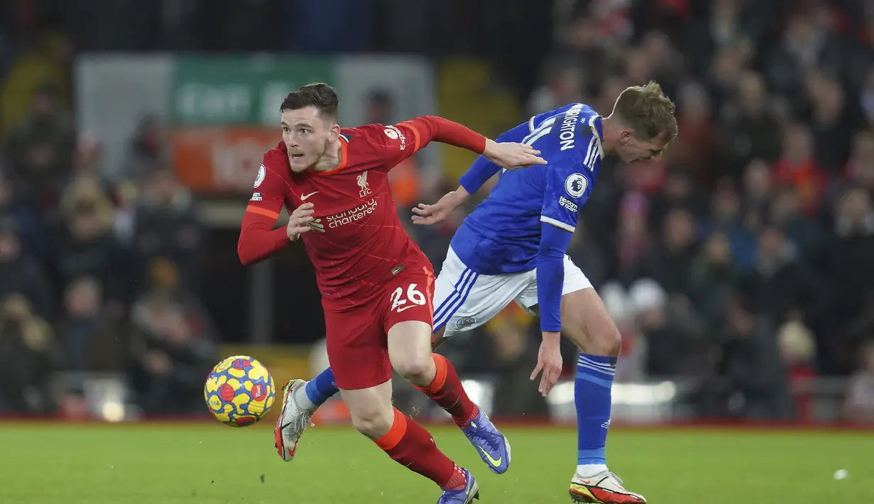 Bek Liverpool, Andrew Robertson (kiri) menggiring bola melewati pemain Leicester City, Marc Albrighton selama pertandingan lanjutan Liga Inggris di stadion Anfield di Liverpool, Inggris, Jumat (11/2/2022).  The Reds kini mengoleksi poin 5. (AP Photo/Jon Super)