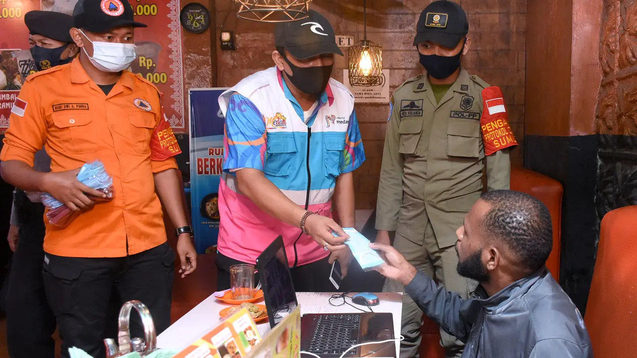 Razia masker di Kota Medan