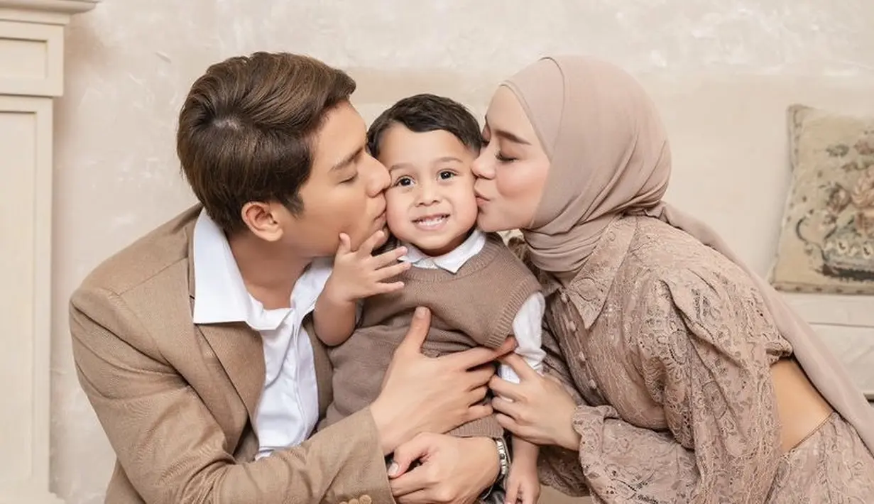 Bagi Sahabat Fimela yang mempunyai anak balita, pose dari Lesti Kejora dan Rizky Billar saat mencium anaknya bisa ditiru. Foto ini memiliki makna kasih sayang yang mendalam dan anti mainstream. (Foto: Instagram/@lestikejora x @levianbillar x @riomotret x @riomotretofficial)