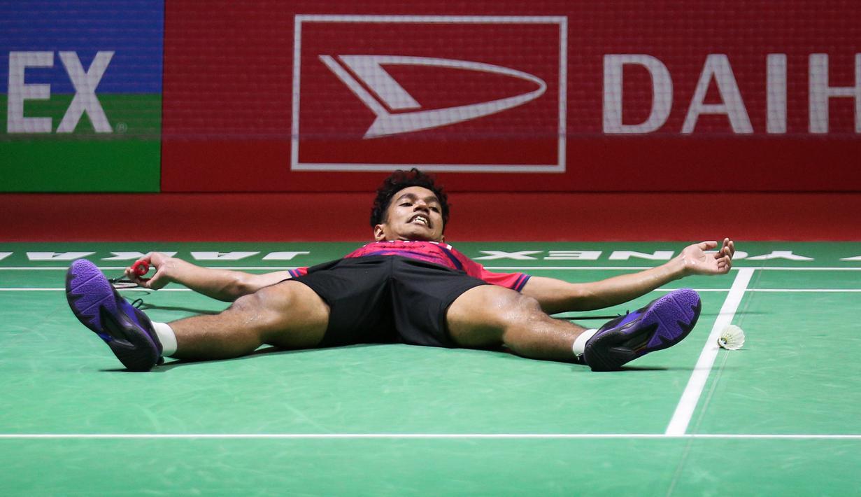 Pebulutangkis tunggal putra Indonesia, Chico Aura Dwi Wardoyo tergeletak di atas lapangan setelah terkena backhand smash dari pebulutangkis tunggal putra Indonesia, Jonatan Chirstie pada laga final Indonesia Masters 2023 yang berlangsung di Istora Senayan, Jakarta, Minggu (29/01/2023). Chico kalah dari Jonatan Christie dengan skor 15-21 dan 13-21. (Bola.com/Bagaskara Lazuardi)