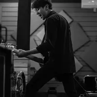 Sosoknya semakin dikagumi sejak ia memerankan sosok Dilan baru-baru ini. Mengingat dalam film tersebut Iqbaal menjadi sosok nakal, namun penyayang dan romantis. Pastinya tiap wanita sangat kagum dengan lelaki seperti itu. (Instagram/iqbaal.e)