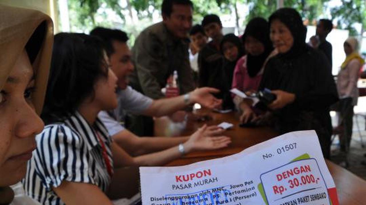 Antre sembako murah