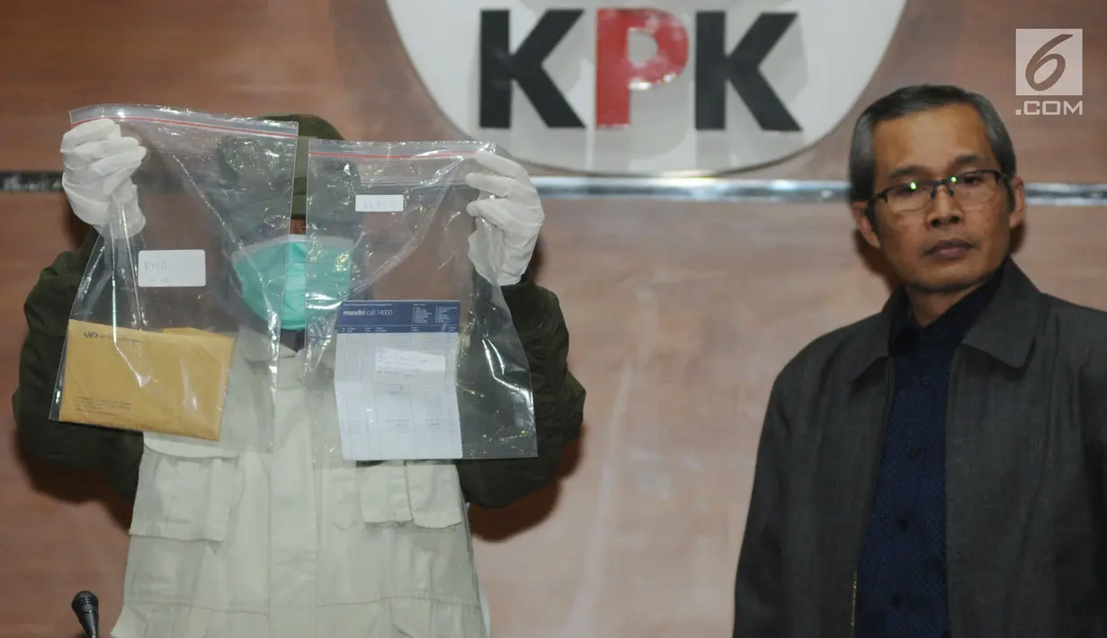Petugas disaksikan Wakil Ketua KPK Alexander Marwata menunjukkan barang bukti hasil OTT hakim PN Jakarta Selatan, di gedung KPK, Rabu (28/11). KPK menetapkan 5 tersangka termasuk  hakim PN Jakarta Selatan dan pengacara. (Merdeka.com/Dwi Narwoko)