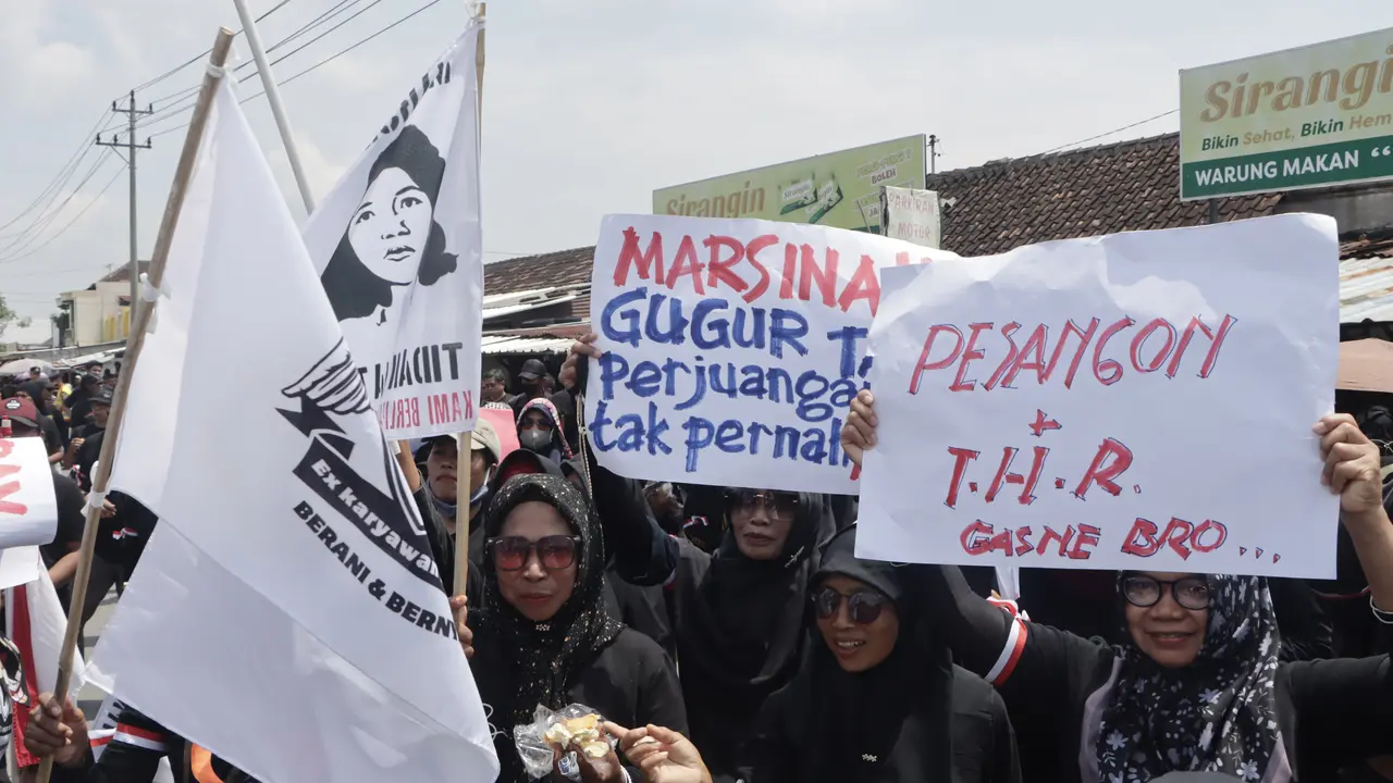 Ratusan eks karyawan Sritex demo di bekas pabrik. (Liputan6.com/Fajar Abrori)