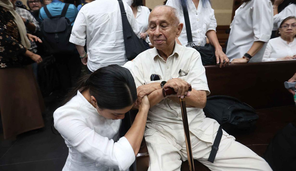 Istri mantan Menteri Pendidikan, Kebudayaan, Riset, dan Teknologi (Mendikbudristek) Nadiem Anwar Makarim, Franka Franklin Makarim (kiri) berbareng orang tua Nadiem Anwar Makarim usai mengikuti sidang pembacaan tuntutan di Pengadilan Tindak Pidana Korupsi Jakarta, Rabu 13 Mei 2026. (Kapanlagi.com/Budy Santoso)