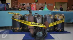 Barang bukti yang diperlihatkan saat rilis kasus pencurian solar di Polres Pelabuhan Tanjung Priok, Jakarta Utara, Selasa (29/12). Aksi tersebut dilakukan dari 2009 di wilayah Pertamina Digul Pelabuhan Tanjung Priok. (Liputan6.com/Gempur M Surya)