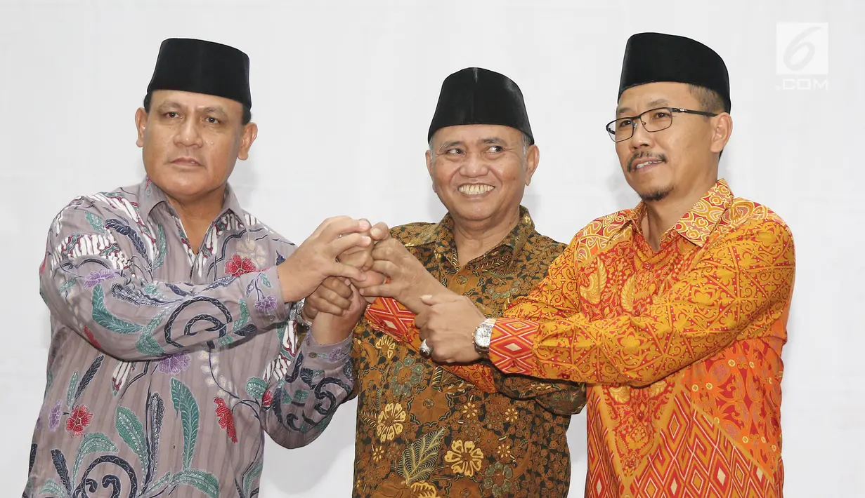 Ketua KPK Agus Rahardjo berjabat tangan dengan Deputi Penindakan KPK Brigjen Pol Firli dan Direktur Penuntutan Supardi seusai pelantikan di gedung KPK, Jumat (6/4). Firli menjabat Deputi Penindakan menggantikan Heru Winarko. (Liputan6.com/Herman Zakharia)