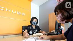 Agen menjelaskan produk jasa Chubb Life Indonesia di Chubb Life Tangerang, Rabu (04/11/2020). Chubb Life Tangerang menawarkan aksesibilitas layanan yang lebih baik di dalam atmosfer lingkungan kantor yang nyaman untuk berdiskusi tentang karir di industri asuransi. (Liputan6.com/Fery Pradolo)